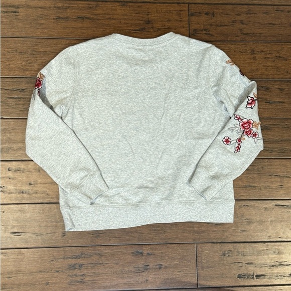 Vince Camuto Gray appliqué flower sweater size Medium - Picture 2 of 8